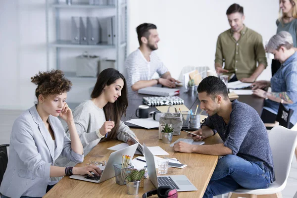 Medarbeidere som brainstormer ideer til prosjekt – stockfoto