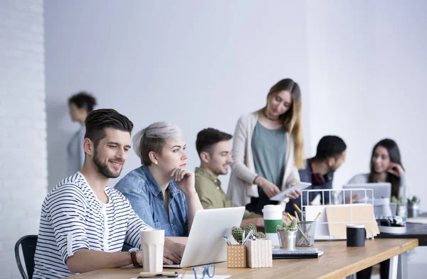 Personas en oficina de espacio abierto — Foto de Stock