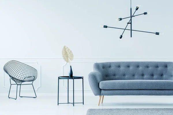 Stol, sidobord och soffa — Stockfoto