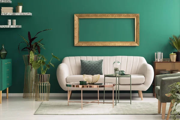 Sofá beige en interior verde —  Fotos de Stock