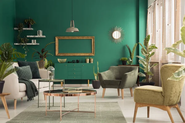 Zelená prostorný obývací pokoj interiér — Stock fotografie