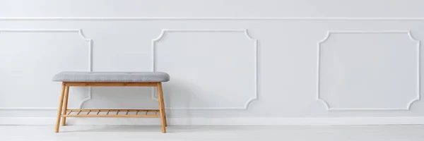 Передняя комната со скамейкой — стоковое фото