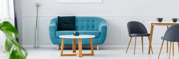 Sofá com travesseiro — Fotografia de Stock
