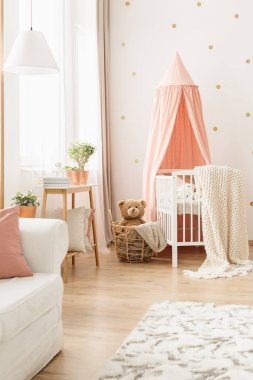 Bir battaniye beşik kubbe ile var