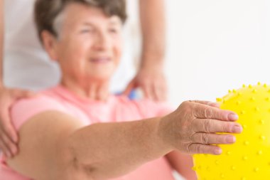 Fizyoterapi tutan egzersiz topu