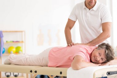Yaşlı kadın rehabilitasyonu