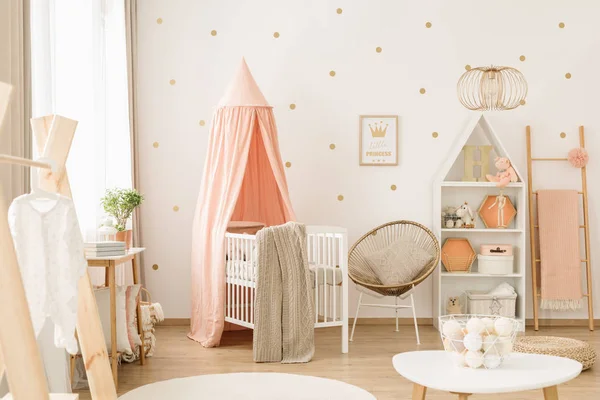 Schattig pastel roze kinderkamer — Stockfoto