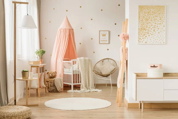 Roze en gouden kid's slaapkamer — Stockfoto