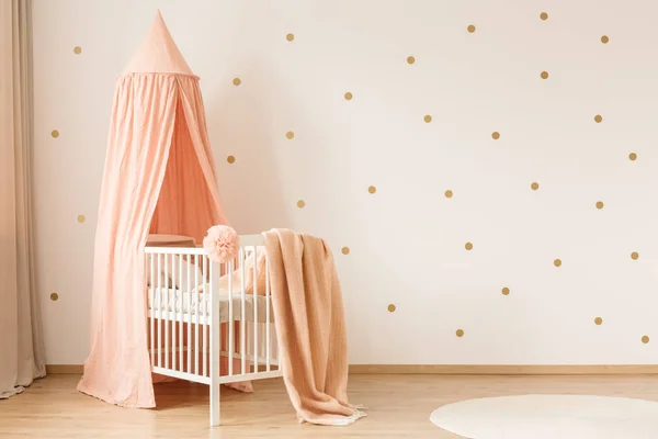 金色和粉红色的孩子的卧室 — 图库照片