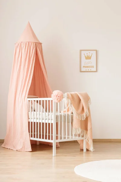 Girly spädbarn rum med babysäng — Stockfoto