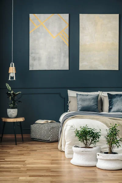 Tmavě modré ložnice s uměním — Stock fotografie