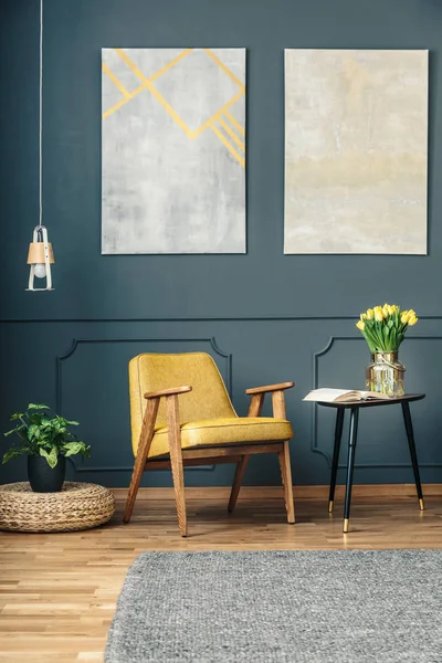 Bitki ve tablo arasındaki koltuk — Stok fotoğraf