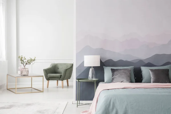 Manzara duvar kağıdı tarafından büyük yatak — Stok fotoğraf