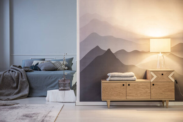 Настольная лампа на деревянном шкафу
