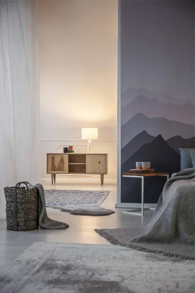 Освітлена спальня з горами шпалери — стокове фото