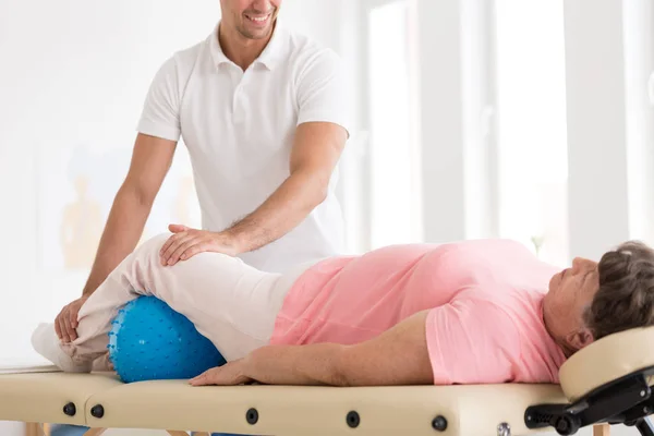 Terapeuta massageando mulher velha — Fotografia de Stock