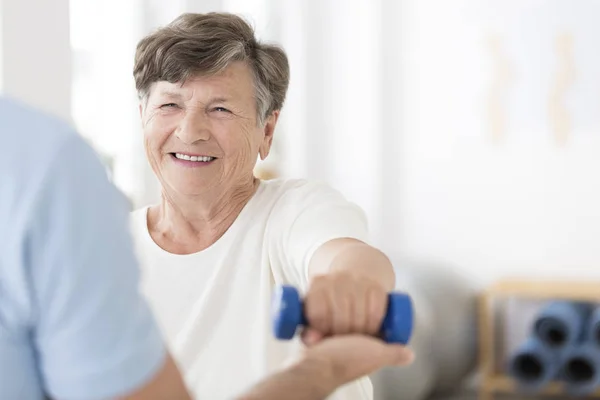 Senior woman exercising with weights — Stock Photo, Image