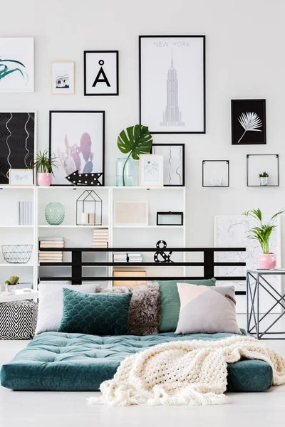 Moderne slaapkamer interieur met posters — Stockfoto