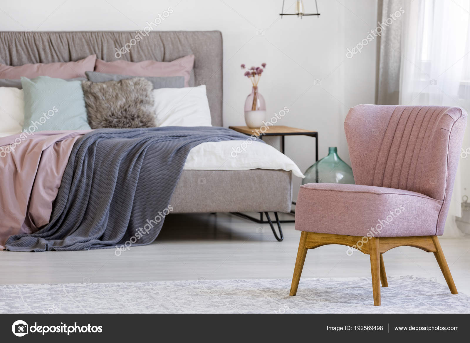 Rosa Stuhl im Schlafzimmer — Stockfoto © photographee.eu #192569498 Rosa Stuhl im Schlafzimmer — Stockfoto © photographee.eu #192569498
