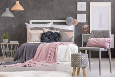 Desenli kabarık ve gri sandalye