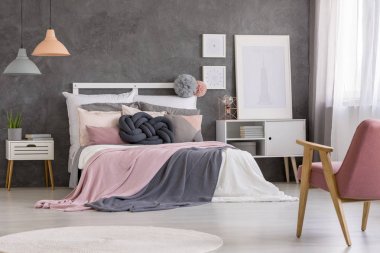 Pastel yatak odasında rahat yatak