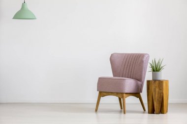 Boş odada Retro sandalye
