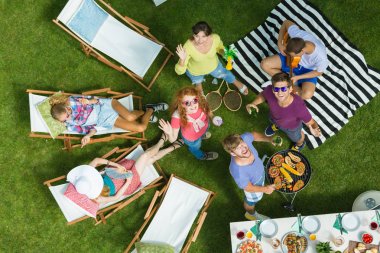 Grup arkadaşları gülümsüyor