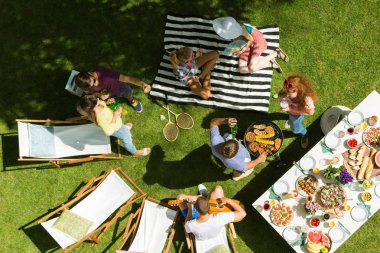 Arkadaşlar Bbqs yapar