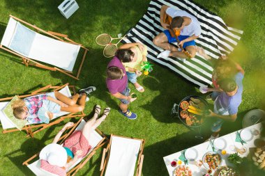 Parkta dinlenen kadın.