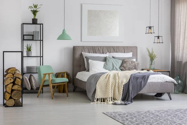 Dormitorio con decoraciones grises y verdes — Foto de Stock