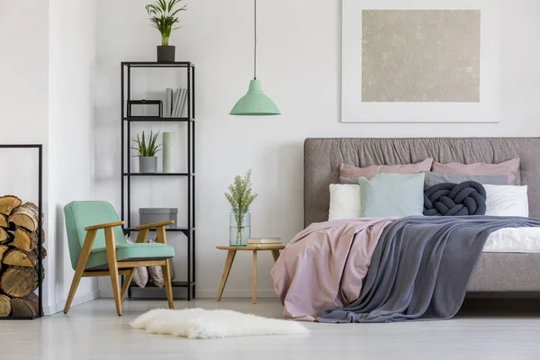 Kamar tidur feminin dengan furnitur vintage — Stok Foto