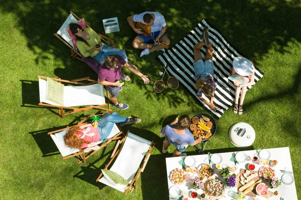 Festa in giardino con cibo alla griglia — Foto Stock