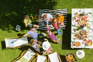 Arkadaşlar arasında mangal partisi