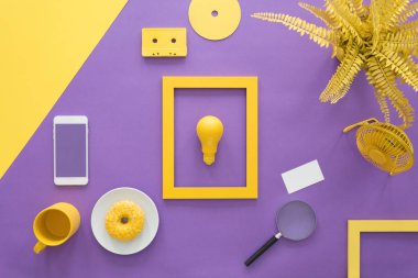 Mor zemin üzerine sarı çerçeve