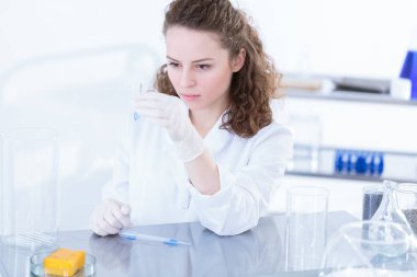 Kimyager laboratuvar analizi sırasında