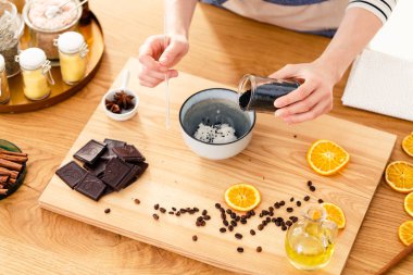 Yoğurt için çikolata eklemeden kadın