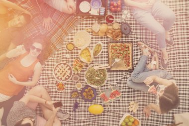 arkadaşlarıyla piknik