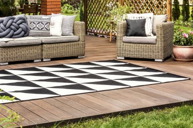 Rattan mobilya ile ahşap veranda