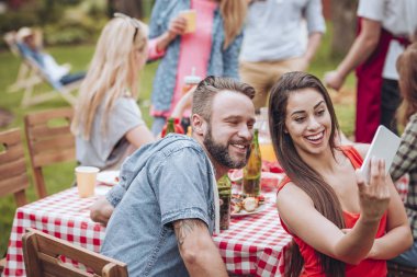 Kadın alarak fotoğraf gülümseyen