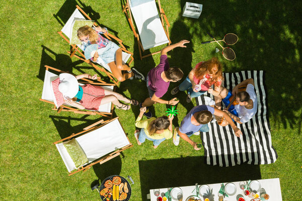 Группа людей танцует
