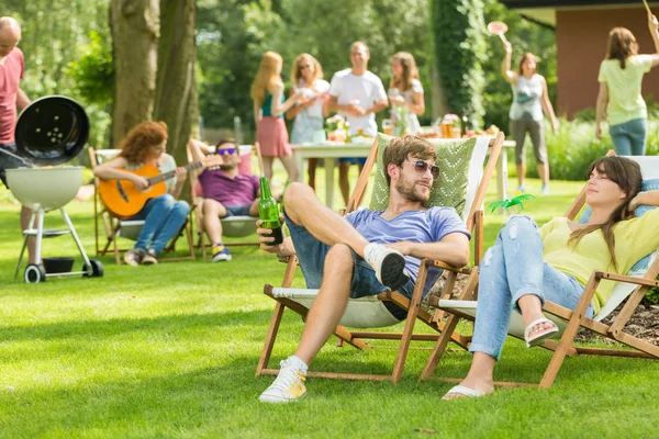 Jóvenes amigos haciendo picnic en la barbacoa —  Fotos de Stock