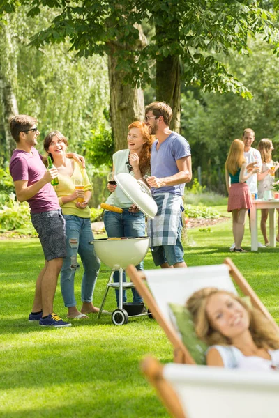 Mann hat Spaß mit Freunden — Stockfoto