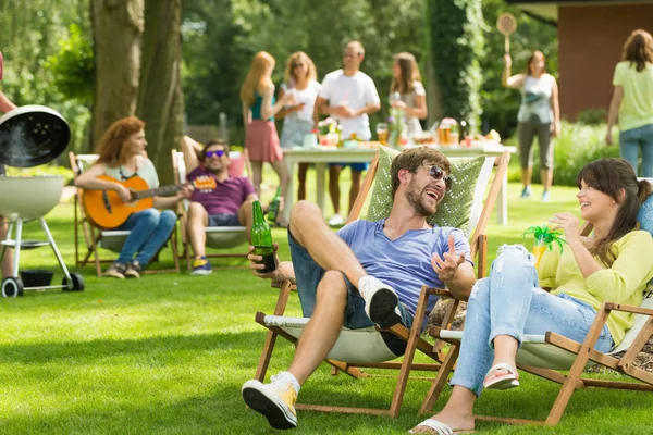 Freunde sitzen auf Sonnenliegen — Stockfoto