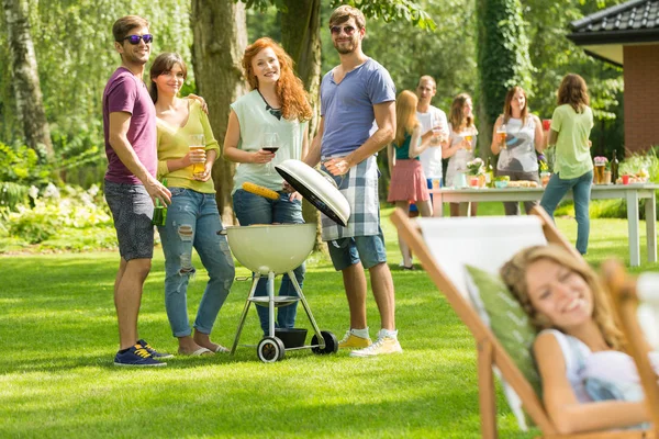 Vrienden op BBQ-zomer feest — Stockfoto