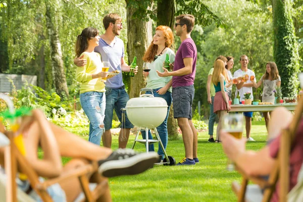Letni grill party w przyrodzie — Zdjęcie stockowe