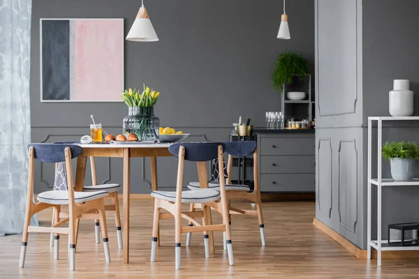 Verf-gedimde stoelen rond de tafel — Stockfoto