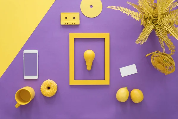 Gelber Rahmen auf violettem Hintergrund — Stockfoto