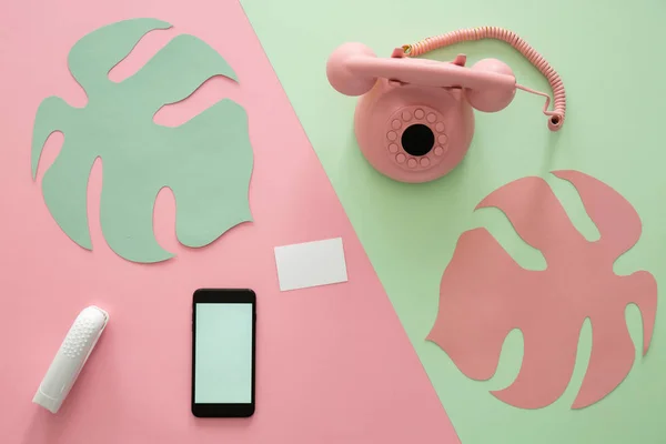Telefone vintage rosa e smartphone — Fotografia de Stock