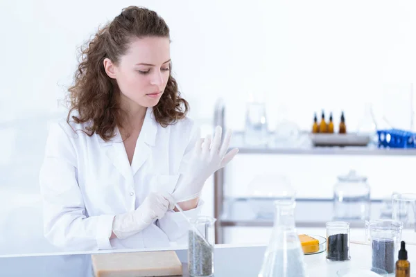 Chemiker zieht Handschuh an — Stockfoto
