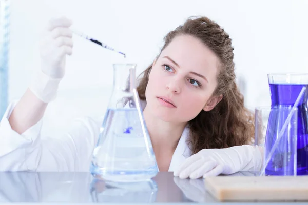 Científico trabajando en laboratorio — Foto de Stock